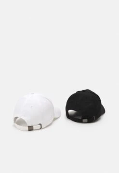 Pier One UNISEX 2 PACK - Cap - Black/white 9 Pier One UNISEX 2 PACK - Cap - Black/white -Modegeschäft für Herren 01e84718db6d4f3f974666db22ae0b81