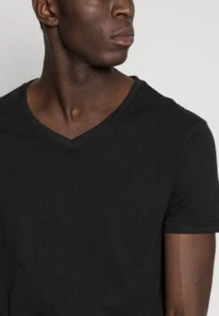 Pier One 5 PACK - T-Shirt Basic - White/blue/black 13 Pier One 5 PACK - T-Shirt Basic - White/blue/black -Modegeschäft für Herren 04339dc8a41b4f87892bcf5988fa14bc