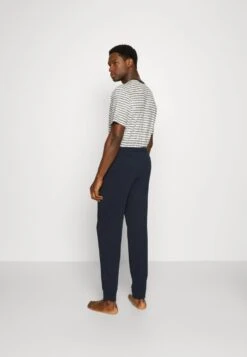 Pier One 2 PACK - Nachtwäsche Hose - Dark Blue/mottled Light Grey 11 Pier One 2 PACK - Nachtwäsche Hose - Dark Blue/mottled Light Grey -Modegeschäft für Herren 058df6f0d3f34a2aaf1cb22da08558a8