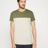 Pier One T-Shirt Print - Khaki/off-white -Modegeschäft für Herren 1f55a09fc9e846db91468dfecb58e405