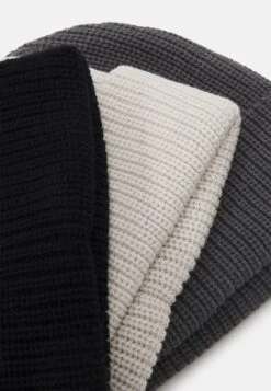 Pier One UNISEX 3 PACK - Mütze - Black/dark Grey/off-white/ 11 Pier One UNISEX 3 PACK - Mütze - Black/dark Grey/off-white/ -Modegeschäft für Herren 2a1daa058c674c9dbb0074799d429f4b