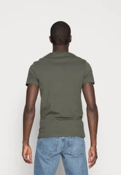 Pier One 3 PACK - T-Shirt Basic - Black/grey/green 10 Pier One 3 PACK - T-Shirt Basic - Black/grey/green -Modegeschäft für Herren 302b28ae9cfb4ba48ebdbc5d108d4998