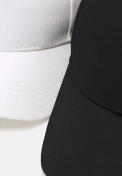 Pier One UNISEX 2 PACK - Cap - Black/white 11 Pier One UNISEX 2 PACK - Cap - Black/white -Modegeschäft für Herren 36f873638b674643b084a8342454eacf
