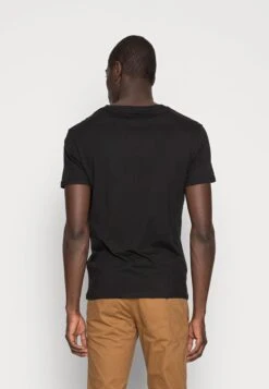 Pier One 5 PACK - T-Shirt Basic - White/blue/black 11 Pier One 5 PACK - T-Shirt Basic - White/blue/black -Modegeschäft für Herren 577e250ad0624377b57eabcac8149891