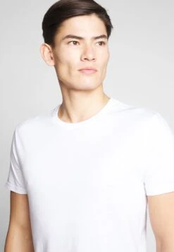 Pier One 2 PACK - T-Shirt Basic - White/dark Blue 12 Pier One 2 PACK - T-Shirt Basic - White/dark Blue -Modegeschäft für Herren 5d6a04d994e343d2903cc2c1666bad4b