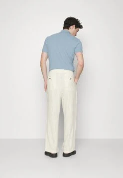 Pier One DRAWCORD TROUSERS - Stoffhose - Off-white 10 Pier One DRAWCORD TROUSERS - Stoffhose - Off-white -Modegeschäft für Herren 65c988989ad143de851aee47dda41e80
