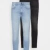 Pier One 2 PACK - Jeans Skinny Fit - Light Blue/black 1 Pier One 2 PACK - Jeans Skinny Fit - Light Blue/black -Modegeschäft für Herren 744b89c1ac6d4b31aed9ac3336ccd67b