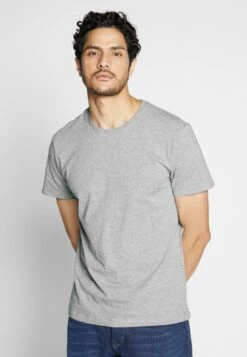 Pier One 4 PACK - T-Shirt Basic - Black/white/blue 9 Pier One 4 PACK - T-Shirt Basic - Black/white/blue -Modegeschäft für Herren 787cce0b7b46477b88eb701d23146d85