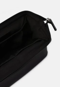 Pier One Kosmetiktasche - 802 - Black 10 Pier One Kosmetiktasche - 802 - Black -Modegeschäft für Herren 7aa537de0d9045aaa803a044e8f7ffbf