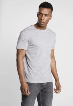 Pier One T-Shirt Basic - Mottled Bordeaux/white 11 Pier One T-Shirt Basic - Mottled Bordeaux/white -Modegeschäft für Herren 7eba97ea5a88465da953c1134f452ef3