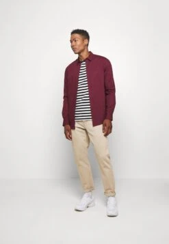 Modegeschäft für Herren -Modegeschäft für Herren 866eb0e8d4864e1e9fcaa2938d35accb