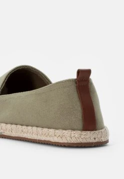 Pier One RENA ESPADRILLE UNISEX - Espadrille - Olive 13 Pier One RENA ESPADRILLE UNISEX - Espadrille - Olive -Modegeschäft für Herren 8b1ef3dce9d344a08d816af96a53324d
