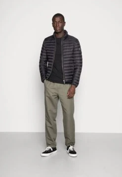 Pier One T-Shirt Basic - Black -Modegeschäft für Herren 9541d4ec16e54b19a6b86e488dd20e0f 1