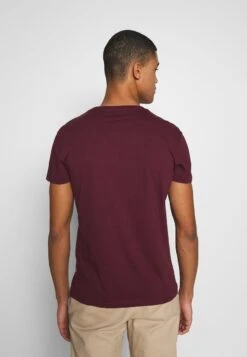 Pier One T-Shirt Basic - Bordeaux 10 Pier One T-Shirt Basic - Bordeaux -Modegeschäft für Herren 9f9bb53358e64bb195d7899815204bcd