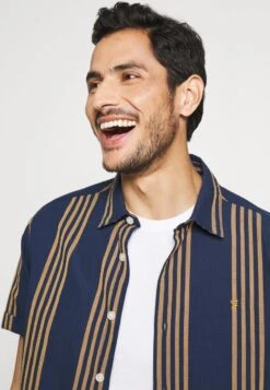 Pier One T-Shirt Basic - White/black/bordeaux 11 Pier One T-Shirt Basic - White/black/bordeaux -Modegeschäft für Herren ad1e5f105df94e638daafdd57d29d49c