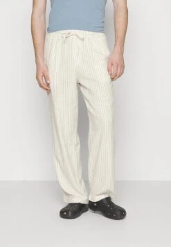 Pier One DRAWCORD TROUSERS - Stoffhose - Off-white 13 Pier One DRAWCORD TROUSERS - Stoffhose - Off-white -Modegeschäft für Herren b95eb718ba79473385a4a0d44aaaf9c3 1