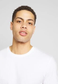 Pier One 3 PACK - T-Shirt Basic - White/dark Blue/red 12 Pier One 3 PACK - T-Shirt Basic - White/dark Blue/red -Modegeschäft für Herren bb58520a3fdd4addbd204975d9a479ed