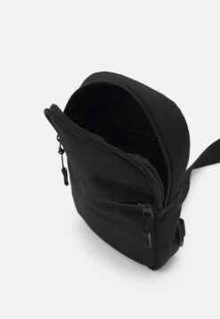 Pier One Gürteltasche - Black 11 Pier One Gürteltasche - Black -Modegeschäft für Herren c75c8bdf8b8541419b96d7dba0f5d743