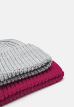 Pier One UNISEX 2 PACK - Mütze - Red/grey 10 Pier One UNISEX 2 PACK - Mütze - Red/grey -Modegeschäft für Herren cb0fc487d13545b9b128df4364bdabab