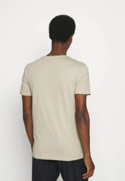 Pier One T-Shirt Basic - White/dark Grey/black 10 Pier One T-Shirt Basic - White/dark Grey/black -Modegeschäft für Herren d4309172134f476283eb4fd8b00555ed