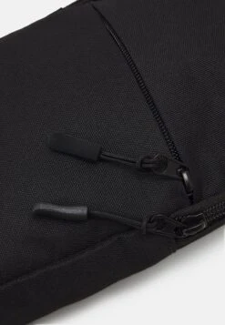 Pier One Gürteltasche - Black 12 Pier One Gürteltasche - Black -Modegeschäft für Herren dab56f0d9f6a4e8f95ff10ff87072d05