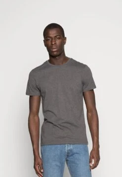 Pier One 3 PACK - T-Shirt Basic - Black/grey/green 12 Pier One 3 PACK - T-Shirt Basic - Black/grey/green -Modegeschäft für Herren ee89d58fc61140e19ce307b0b3b5e4cf