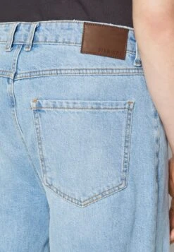 Pier One DISTRESS ON KNEES - Jeans Relaxed Fit - Light Blue Denim -Modegeschäft für Herren ef0878bf5af4400aa54a42825fa794da