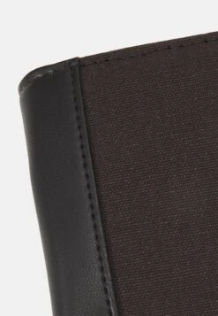 Pier One Geldbörse - Black 11 Pier One Geldbörse - Black -Modegeschäft für Herren f69ce714c77542f983324f2456779ecc