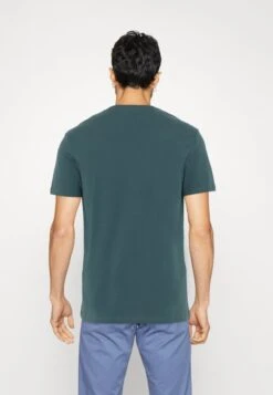 Pier One T-Shirt Basic - White/off-white/lilac 10 Pier One T-Shirt Basic - White/off-white/lilac -Modegeschäft für Herren fb9e5f19fa1d4182b7db953af443e00b